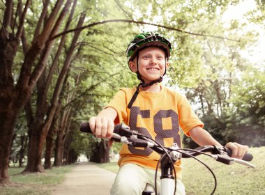 Çocuk binmek bisiklet Şehir Parkı içinde
