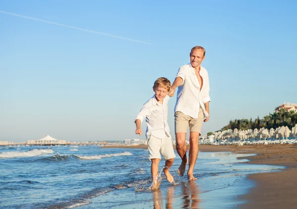 Sohn und Vater läuft zusammen am Meer — Stockfoto
