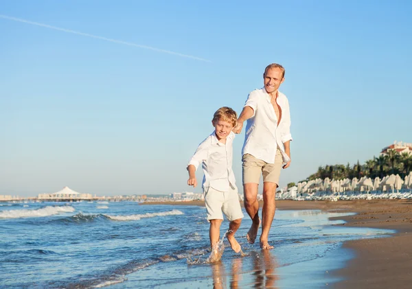 Père et fils fonctionne ensemble sur mer — Photo