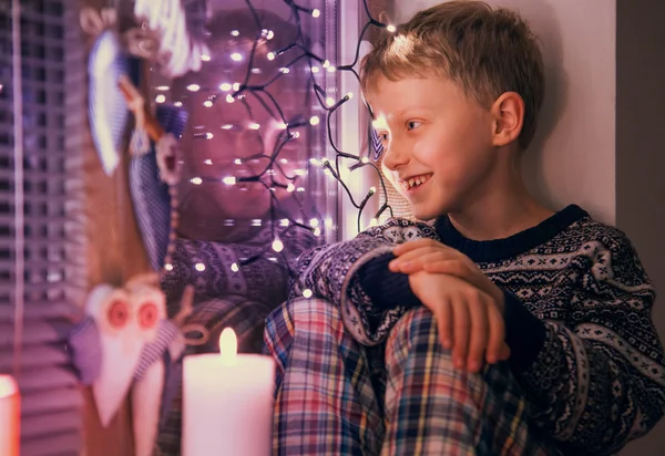 Santa auf dem Fenster warten junge — Stockfoto