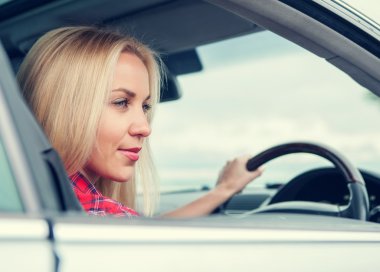 genç kadın sürücü araba