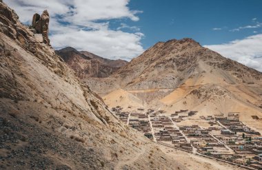 Kuzey Hindistan 'da, Ladakh bölgesinde, güneşli bir günde 2016 yılında çöl manzaralı ve mavi gökyüzü altında Himalaya dağlarının engebeli bir vadisine yerleşmiş olan Leh şehrinin panoramik yüksek açılı manzarası.