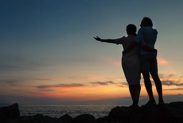 Inlove-Paar an der Küste — Stockfoto