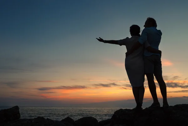 Pareja de enamorados en la costa — Foto de Stock