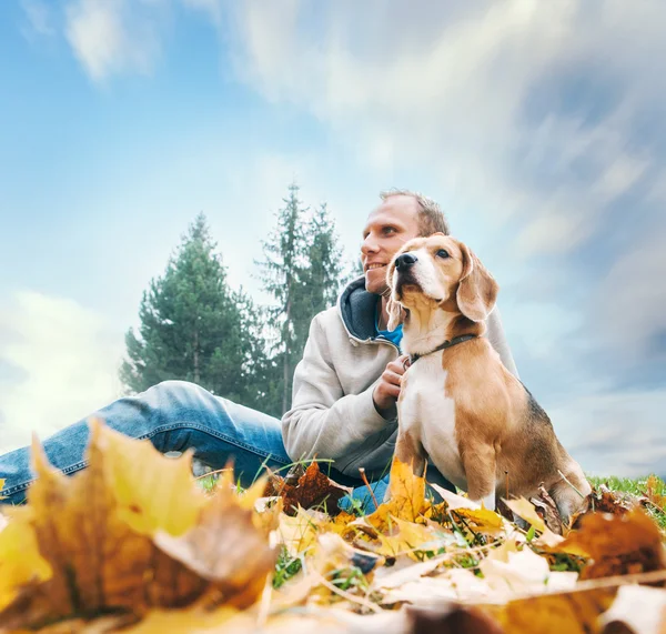 Man met beagle op herfst landschap — Stockfoto