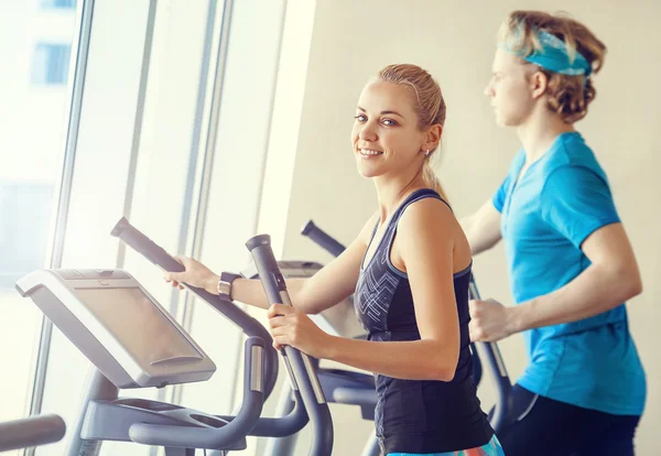 Jonge mensen in moderne sportschool — Stockfoto