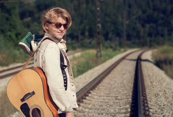 Człowiek młody podróżnik z gitara — Zdjęcie stockowe