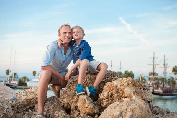 Vater und Sohn Hafen auf See — Stockfoto