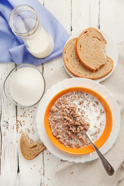 Boekweit met melk op tafel — Stockfoto