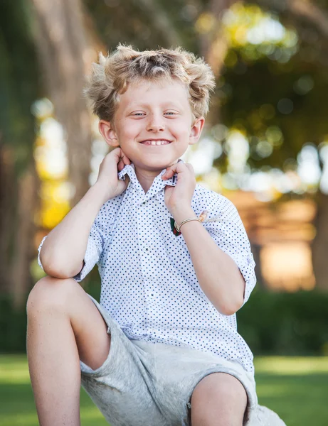 Lachende blonde jongen portret — Stockfoto