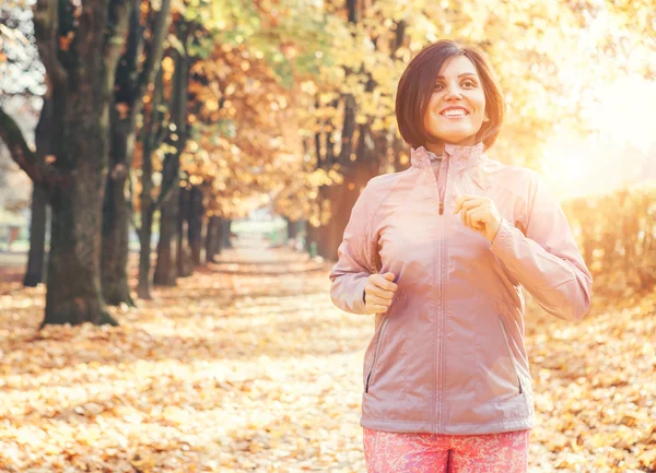 Ragazza corrente nel parco di atumn — Foto Stock