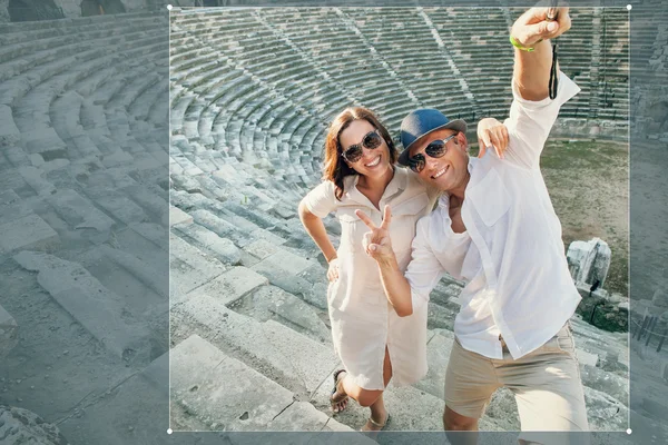 Casal leva uma selfie no lado — Fotografia de Stock