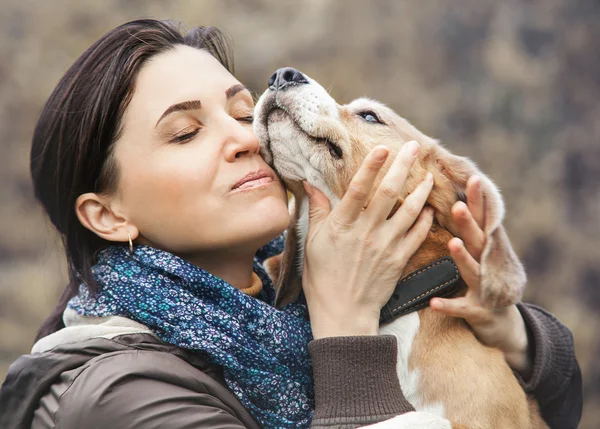 Mujer y perro tierno abrazos — Foto de Stock