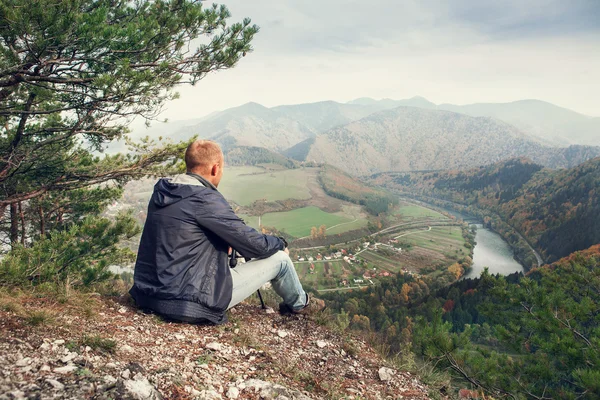 Man sitting on  edge of the cliff — Stock Photo, Image