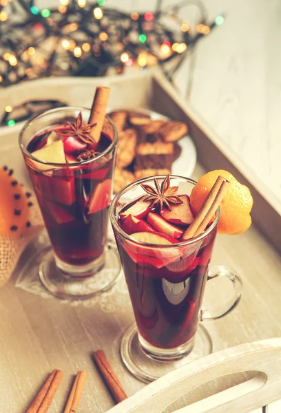 Heißen Glühwein mit Gewürzen — Stockfoto