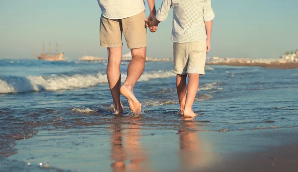 Piernas de padre e hijo en surfline mar — Foto de Stock