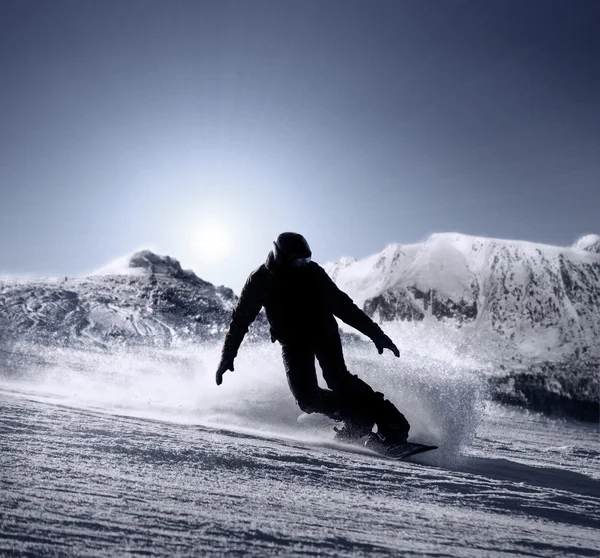 Snowboarder gaat omlaag door hoge berg — Stockfoto