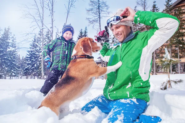 Pai com o filho, brincando com cachorro — Fotografia de Stock