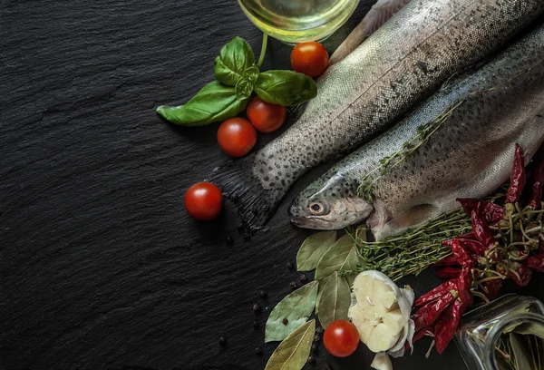 Pescado fresco con especias, albahaca — Foto de Stock