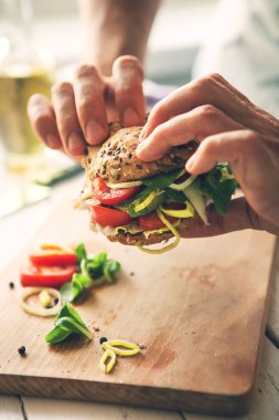 Sandviç adam elleriyle
