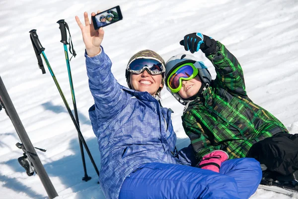 Madre e figlio facendo selfie — Foto Stock