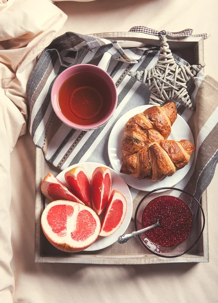 Kopp nybryggt te och croissanter — Stockfoto