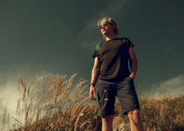 Tepe üzerinde genç adam