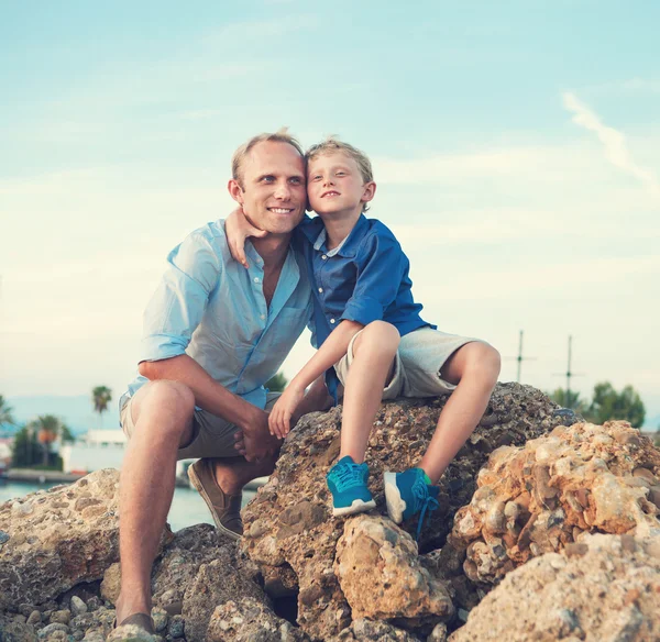 Far och son i solnedgången — Stockfoto