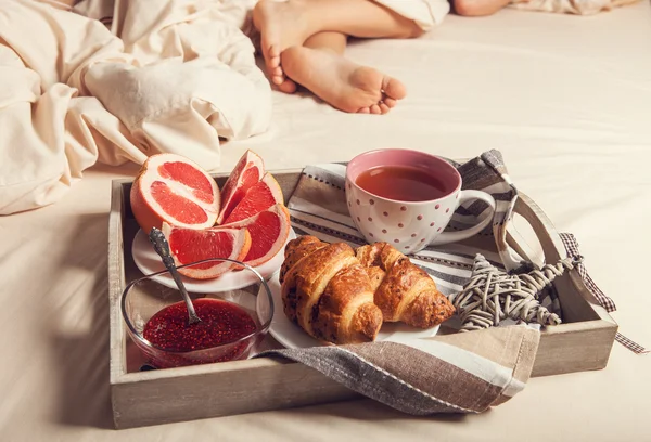 Ontbijt met croissant op dienblad — Stockfoto