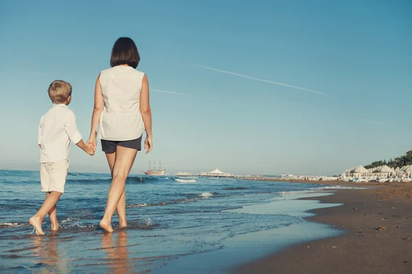 Madre con hijo en la costa del mar —  Fotos de Stock