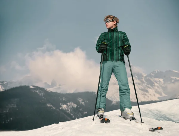 Hombre joven en la cima de la colina de la nieve —  Fotos de Stock