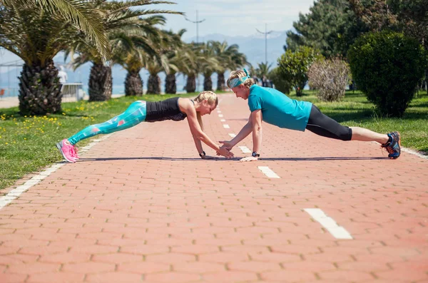 Formación de la joven pareja al aire libre — Foto de Stock