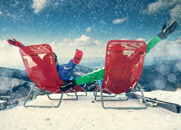 Zwei glückliche Skifahrer — Stockfoto