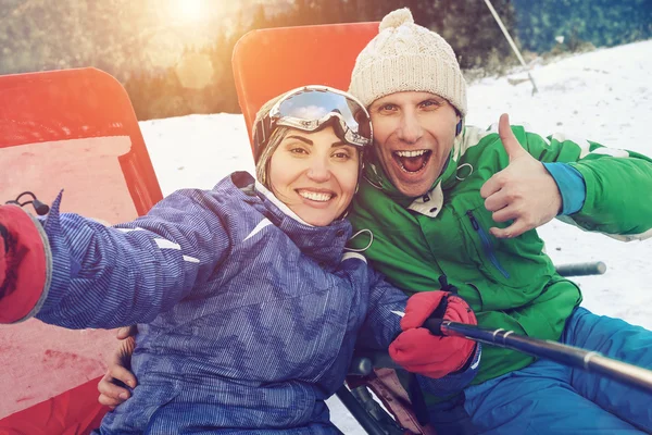 Esquiadores felizes tirar foto de selfie — Fotografia de Stock