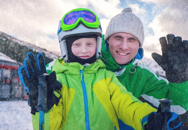 Ο πατέρας με το γιο του στο χιονοδρομικό κέντρο — Φωτογραφία Αρχείου