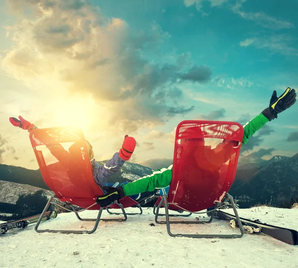 Sciatori seduti in chaise-longue — Foto Stock