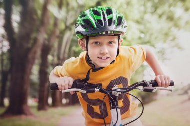 Çocuk bisiklet sürmek