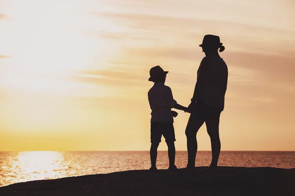 Silhouette madre e figlio — Foto Stock