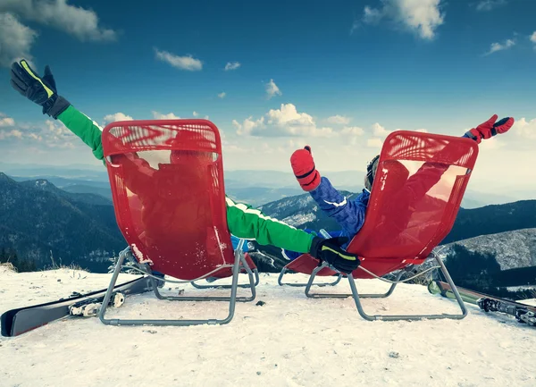 Twee gelukkige skiërs — Stockfoto
