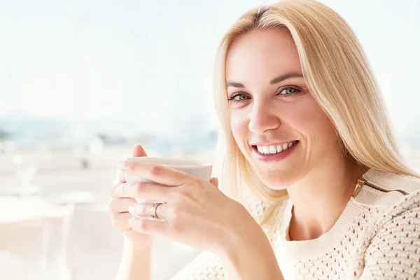 Jonge vrouw met kopje koffie — Stockfoto