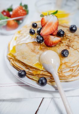 çilek, yaban mersini ve ballı krep