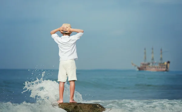 Rapaz olhando grande navio velho — Fotografia de Stock