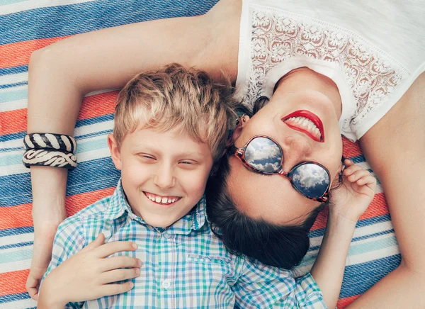 Gelukkig lachend moeder en zoon — Stockfoto