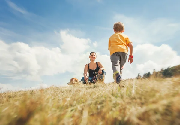 Lycklig mor och son med hund — Stockfoto