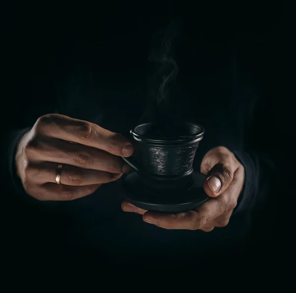 Mężczyzna ręce z filiżanką kawy — Zdjęcie stockowe