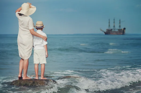 Mamma med son titta på fartyg — Stockfoto