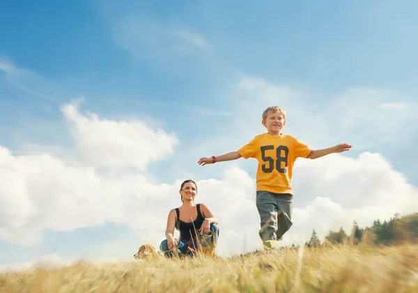 Niño corriendo en el campo de oro — Foto de Stock