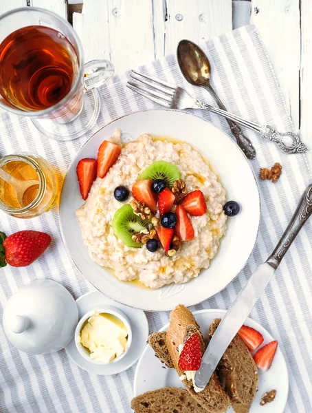 Haferbrei mit Beeren — Stockfoto