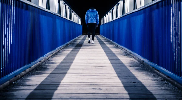 Ponte pedonale verso il nulla — Foto Stock