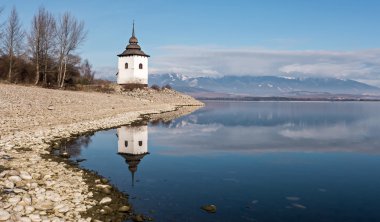 Göl kenarında ayna yansıması